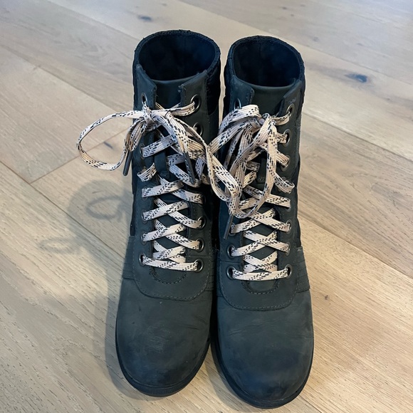 Like new Sorel Joan of Arctic. Army green with black quilted feature. - Picture 3 of 4